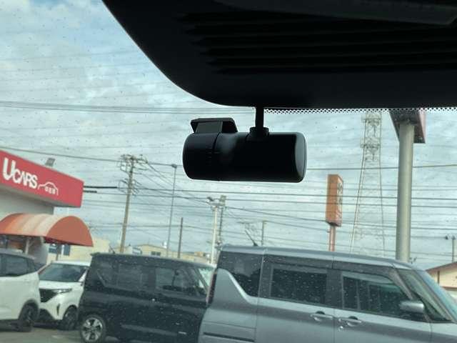 オーラ １．２　ＮＩＳＭＯ　弊社試乗使用社有車　カーテンエアバッグ　エマブレ　インテリキー　ＥＴＣ　ドラレコ　車線逸脱警報　ワンセグ　キーフリーシステム　ダブルエアバック　定期点検記録簿　アルミホイール　運転席エアバッグ　メモリーナビ　試乗車（6枚目）