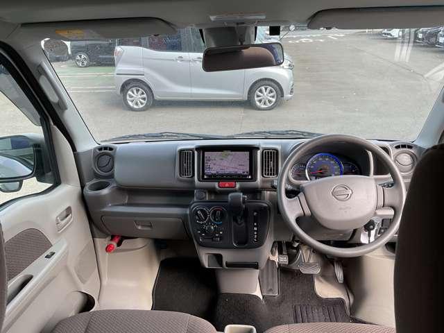 ＮＶ１００クリッパーバン ＧＸターボ　４Ａ／Ｔ　ハイルーフ　メモリーナビ・バックビュー　モニター・ＥＴＣ車載器・プラスチックバイザー・プライバシーガラス・電動格納式ドアミラー・全席パワーウインドウ・衝突被害軽減ブレーキ・踏み間違い防止・横滑り防止装置・ヘッドライトレベライザー・（3枚目）