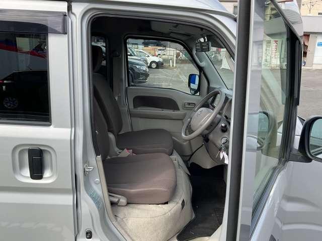 ＮＶ１００クリッパーバン ＧＸターボ　４Ａ／Ｔ　ハイルーフ　メモリーナビ・バックビュー　モニター・ＥＴＣ車載器・プラスチックバイザー・プライバシーガラス・電動格納式ドアミラー・全席パワーウインドウ・衝突被害軽減ブレーキ・踏み間違い防止・横滑り防止装置・ヘッドライトレベライザー・（11枚目）
