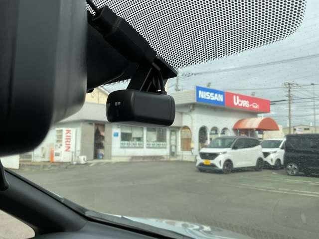 リーフ Ｘ　４０Ｋｗｈ　１２セグメント　ドライブレコーダー・ニッサン　コネクトメモリーナビ・アラウンドビューモニター・ナビ連動ビルトインタイプＥＴＣ２．０車載器・オートクルーズ・スマートルームミラー・ハンドル＋前席シートヒーター・プラスチックバイザー・プライバシーガラス（5枚目）
