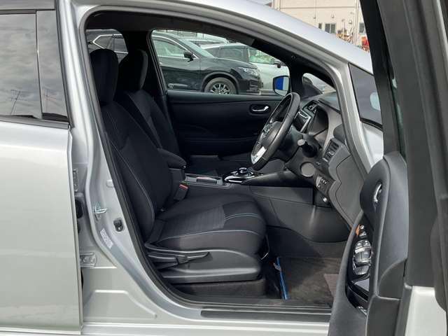 リーフ Ｘ　４０Ｋｗｈ　１２セグメント　ドライブレコーダー・ニッサン　コネクトメモリーナビ・アラウンドビューモニター・ナビ連動ビルトインタイプＥＴＣ２．０車載器・オートクルーズ・スマートルームミラー・ハンドル＋前席シートヒーター・プラスチックバイザー・プライバシーガラス（14枚目）