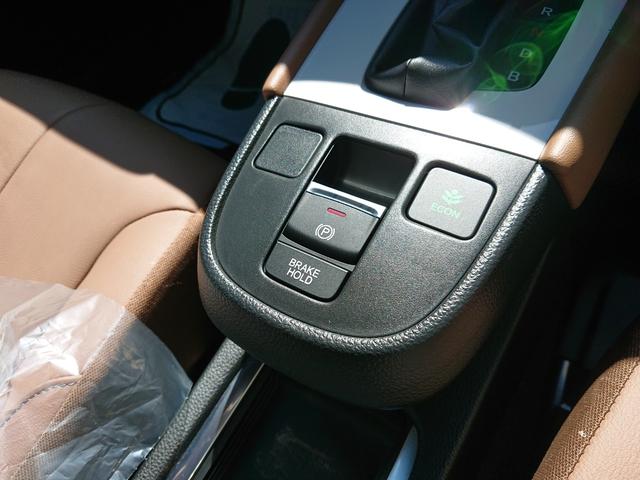 フィット ｅ：ＨＥＶリュクス　●令和３年式　●走行・２０１２６Ｋｍ　●純正９インチプレミアムインターナビ　●ＥＴＣ　●バックカメラ　●純正前後ドラレコ　●電子パーキング　●ＡＣＣ　●衝突軽減ブレーキ　●Ｆシートヒーター　●禁煙車（13枚目）