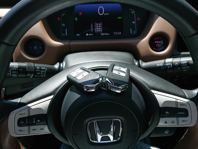 フィット ｅ：ＨＥＶリュクス　●令和３年式　●走行・２０１２６Ｋｍ　●純正９インチプレミアムインターナビ　●ＥＴＣ　●バックカメラ　●純正前後ドラレコ　●電子パーキング　●ＡＣＣ　●衝突軽減ブレーキ　●Ｆシートヒーター　●禁煙車（16枚目）