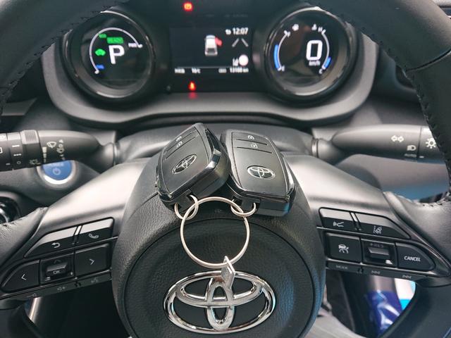 ★キーフリーシステム★電子カードキーを携帯していれば、運転席ドアハンドルを握るだけで解錠し、ドアハンドルスイッチを押すだけでドアの施錠が行えます☆電子カードキーがあればキーを挿さずにエンジンの始動！