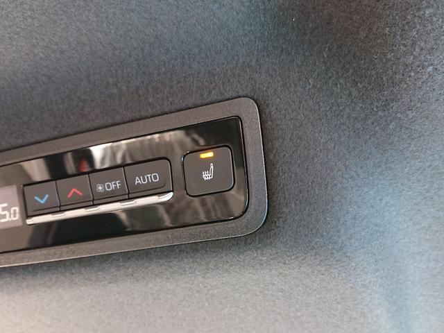 ヴォクシー Ｓ－Ｚ　●令和４年式　●走行１３５５８ｋｍ　●ディスプレイナビ　●全方位カメラ　●アドバンスドパーク　●パワーバックドア　●ＥＴＣ２．０　●両側電動スライドドア　●シートヒーター　●２列目オットマン　●禁煙車（13枚目）