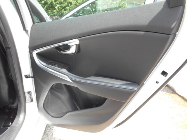Ｖ４０ Ｔ５　Ｒデザイン　禁煙車・衝撃軽減・ＢＩＬＳ・ＡＣＣ・純正ナビ・Ｂｌｕｅｔｏｏｔｈ対応・黒革シート・ＥＴＣ・ＨＩＤ（44枚目）