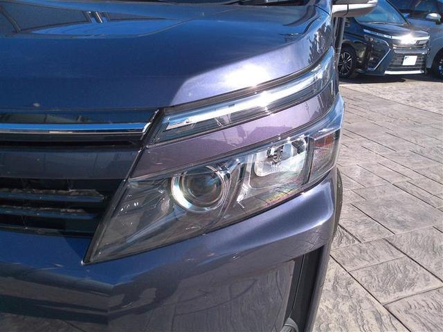 ヴォクシー ハイブリッドV スマートキープッシュスタート 盗難防止アラーム 記録簿有 DVD再生可 Bモニター オートクルーズ Wエアバック ナビTV ESC ETC車載器 リモコンキー PS LEDヘットライト 3列 アルミ(3枚目)