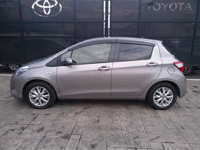 ヴィッツ ハイブリッドＵ　ドライブレコーダー　バックガイドモニター　衝突軽減システム　ワンオーナー車　地デジ　ＬＥＤヘッドライト　ＤＶＤ再生可　ＥＴＣ　オートエアコン　クルーズコントロール　メモリナビ　エアバッグ　キーフリー（5枚目）