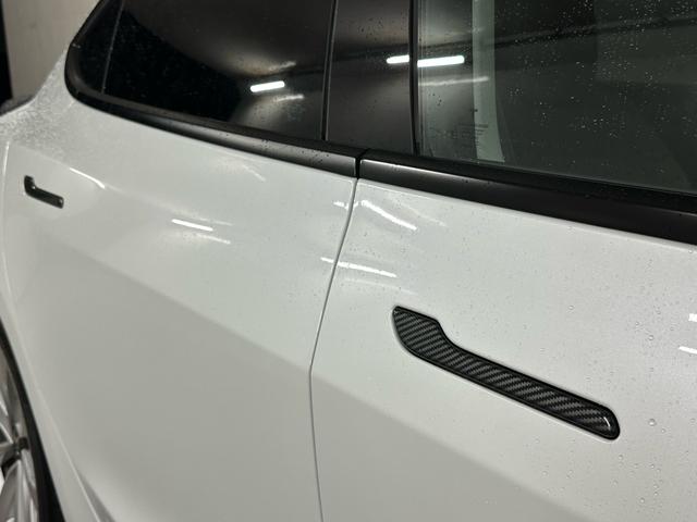 モデル３ ロングレンジ　ＡＷＤ　４ＷＤ・オートパイロット搭載・オールブラックプレミアムインテリア・カーバンパーツ多・カーボンリアスポ・１９インチＡＷ・コールドウェザー機能・スーパーチャージャーネットワークアクセス・チャデモアダプター（12枚目）