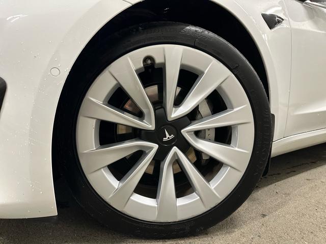 モデル３ ロングレンジ　ＡＷＤ　４ＷＤ・オートパイロット搭載・オールブラックプレミアムインテリア・カーバンパーツ多・カーボンリアスポ・１９インチＡＷ・コールドウェザー機能・スーパーチャージャーネットワークアクセス・チャデモアダプター（13枚目）
