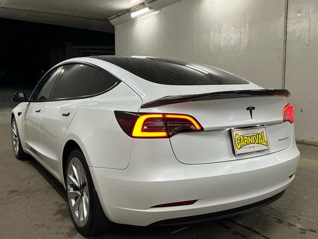 モデル３ ロングレンジ　ＡＷＤ　４ＷＤ・オートパイロット搭載・オールブラックプレミアムインテリア・カーバンパーツ多・カーボンリアスポ・１９インチＡＷ・コールドウェザー機能・スーパーチャージャーネットワークアクセス・チャデモアダプター（19枚目）