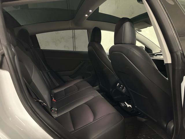 モデル３ ロングレンジ　ＡＷＤ　４ＷＤ・オートパイロット搭載・オールブラックプレミアムインテリア・カーバンパーツ多・カーボンリアスポ・１９インチＡＷ・コールドウェザー機能・スーパーチャージャーネットワークアクセス・チャデモアダプター（44枚目）