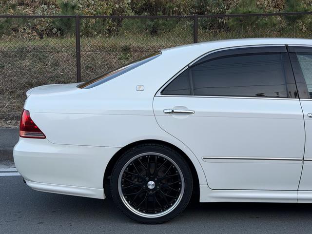 クラウン アスリート　６０ｔｈスペシャルエディション　ＴＥＩＮフルタップ車高調・社外１９インチＡＷ・純正エアロ・ＯＰグリル・モケットＰＷシート・フルスマートキー・Ｐスタ・Ｖ６・社外タワーバー・外装＆内装美・各機関良・ＥＴＣ・純正ＨＤＤナビ・バックカメラ（28枚目）