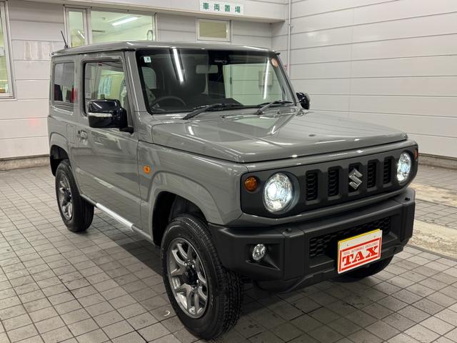ジムニー ＸＣ　登録届出済未使用車・スズキセーフティサポート・車線逸脱警報・リヤパーキングセンサー・ＬＥＤヘッドライト・シートヒーター・フォグランプ・純正１６ｉｎアルミ・スマートキー（3枚目）