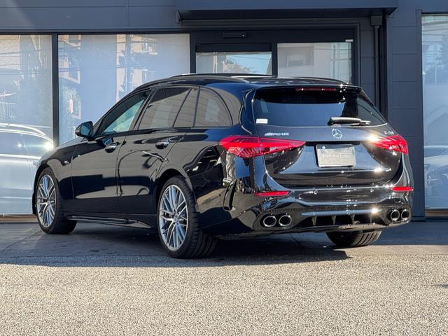 平均的な肩幅に径を合わせる事でドライバーは自然にステアリングを握れます。少しステアリングを太めに設定されているのは、握る力も小さく済み、疲労も少ないためです！