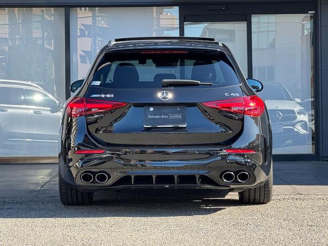 シートは疲れにくい構造となっており、スイッチ類の配置は人間工学に基づいて設計されています。ドライバーや同乗者が安全かつ快適に目的地までたどり着けるように、細かい部分にまで気が配られています。