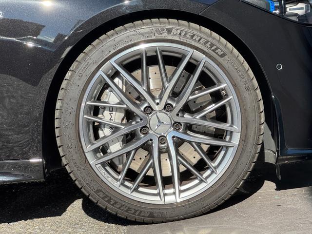 ◆シャシーはエンジンよりも速く◆「走る」「曲がる」「止まる」を追究したメルセデスの独自の設計哲学です。エンジンの性能をフルに発揮しても充分な余裕を残さねばなりません。安全な車造りの象徴です。