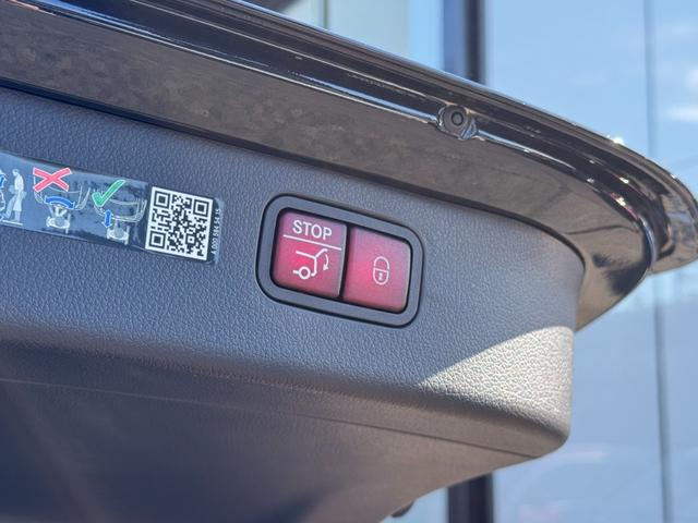 納車前整備は、検査ライン等の施設が充実した当店３階の指定工場で入念に行います。メルセデス・ベンツの定める厳しい基準をクリアしたお車のみをご案内させて頂きます。ご来店の際の工場見学も承ります。（予約要）