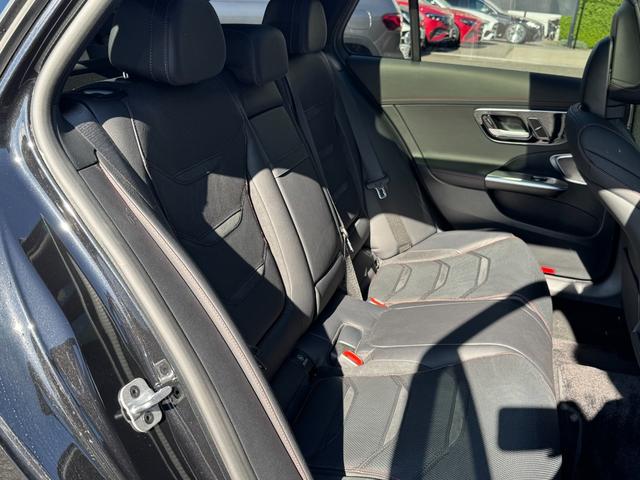 スタッフ全員が自動車保険の資格を保有しており、万が一の事故の際のサポート体制を整えております。メルセデス・ベンツ自動車保険プログラムをご用意しております。無料証券診断を行います！