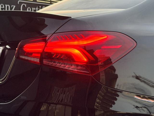 メルセデス・ベンツの定める厳しい基準をクリアしたお車のみをご案内させて頂きます。納車前整備はメーカー規定に基づき当店３Ｆの指定工場で入念に行なわれます。熟練のメカニックがお客様のお車を整備致します。