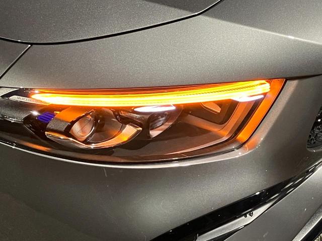 �V�[�g�͔��ɂ����\���ƂȂ��Ă���A�X�C�b�`�ނ̔z�u�͐l�ԍH�w�Ɋ�Â��Đ݌v����Ă��܂��B�h���C�o�[�⓯��҂����S�����K�ɖړI�n�܂ł��ǂ蒅����悤�ɁA�ׂ��������ɂ܂ŋC���z���Ă��܂��B