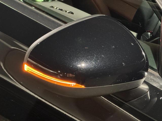 �V�[�g�͔��ɂ����\���ƂȂ��Ă���A�X�C�b�`�ނ̔z�u�͐l�ԍH�w�Ɋ�Â��Đ݌v����Ă��܂��B�h���C�o�[�⓯��҂����S�����K�ɖړI�n�܂ł��ǂ蒅����悤�ɁA�ׂ��������ɂ܂ŋC���z���Ă��܂��B