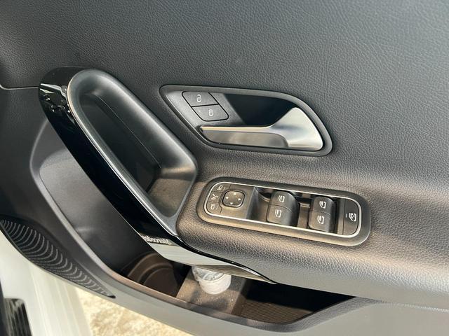 A180 当社お下取車/禁煙車/レーダーセーフティパッケージ/アクティブディスタンスアシスト・ディストロニック/アンビエントライト/MBUX/ワイヤレスチャージング/携帯電話ハンズフリー機能/キーレススタート/(19枚目)