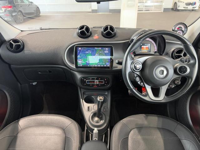 スマートフォーフォー ＢＲＡＢＵＳ　スポーツ　認定中古車　当社ユーザー様お下取り車　本革シート　ガラスルーフ　シートヒーター　パークトロニック　９インチナビ　バックカメラ　アイドリングストップ（6枚目）