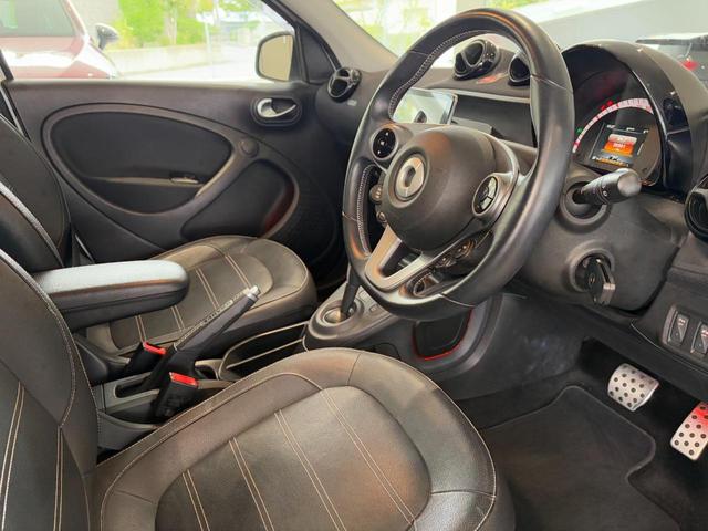 スマートフォーフォー ＢＲＡＢＵＳ　スポーツ　認定中古車　当社ユーザー様お下取り車　本革シート　ガラスルーフ　シートヒーター　パークトロニック　９インチナビ　バックカメラ　アイドリングストップ（7枚目）