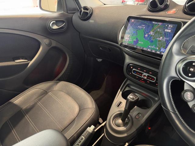 スマートフォーフォー ＢＲＡＢＵＳ　スポーツ　認定中古車　当社ユーザー様お下取り車　本革シート　ガラスルーフ　シートヒーター　パークトロニック　９インチナビ　バックカメラ　アイドリングストップ（23枚目）