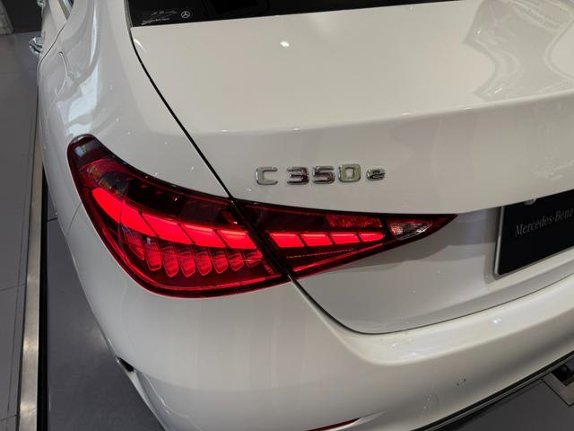 Ｃクラス Ｃ３５０ｅスポーツ　弊社デモカーアップ／ワンオーナー／ベーシックＰ／レザーエクスクルーシブＰ／パノラミックスライディングルーフ／メモリ付きパワーシート／シートヒーター／３６０度カメラ／純正ドラレコ／電動リアゲート／新車保（23枚目）