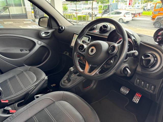 スマートフォーフォー ＢＲＡＢＵＳ　スポーツ　９インチナビ／バックカメラ／本革シート／シートヒーター／レインセンサー／オートライト／パドルシフト／レーンキーピングアシスト／パノラミックルーフ／後席プライバシーガラス／Ｂｌｕｅｔｏｏｔｈ／認定中古車（6枚目）