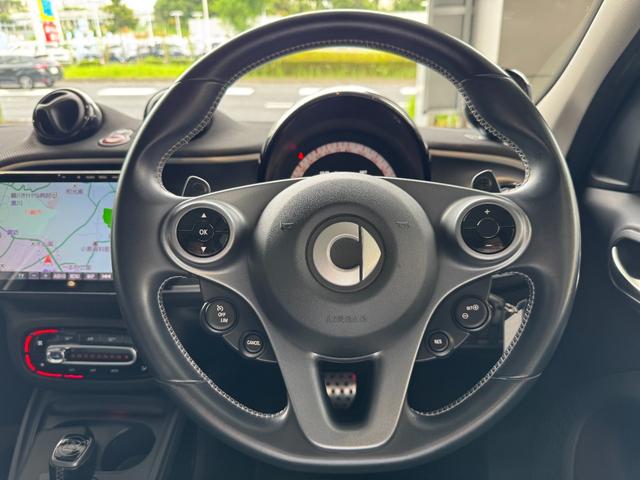 スマートフォーフォー ＢＲＡＢＵＳ　スポーツ　９インチナビ／バックカメラ／本革シート／シートヒーター／レインセンサー／オートライト／パドルシフト／レーンキーピングアシスト／パノラミックルーフ／後席プライバシーガラス／Ｂｌｕｅｔｏｏｔｈ／認定中古車（10枚目）