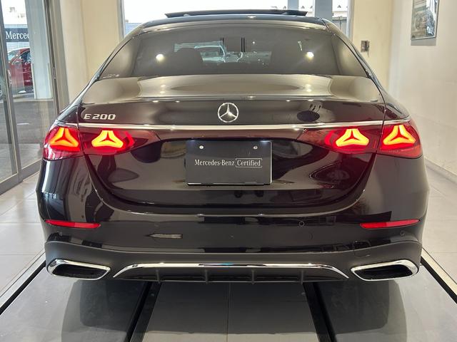 Eクラス E200 アバンギャルド AMGラインパッケージ フルオプション/デジタルインテリアP/アドバンスドP/レザーEX/黒革/パフュームアトマイザー/パノラマルーフ/メモリ付きパワーシート/シートヒーター・ベンチレーター/MBUXスーパースクリーン/新車(4枚目)