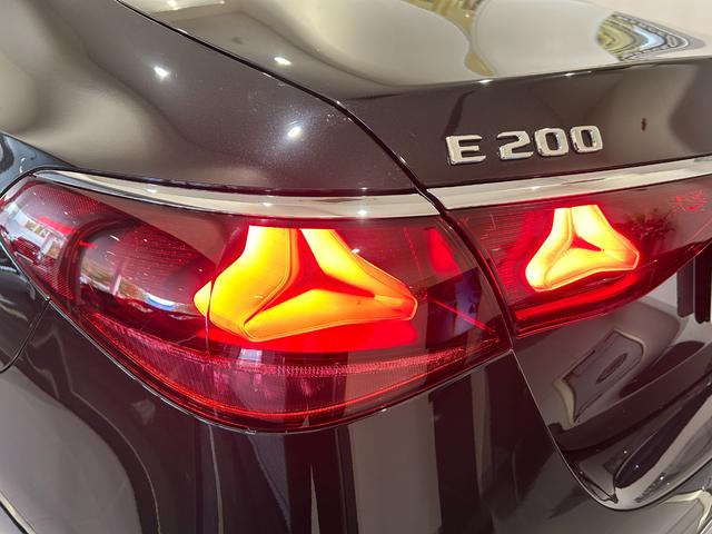 Eクラス E200 アバンギャルド AMGラインパッケージ フルオプション/デジタルインテリアP/アドバンスドP/レザーEX/黒革/パフュームアトマイザー/パノラマルーフ/メモリ付きパワーシート/シートヒーター・ベンチレーター/MBUXスーパースクリーン/新車(29枚目)
