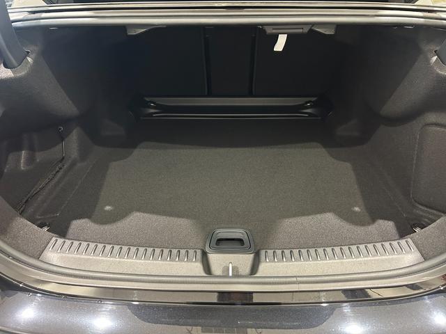 Eクラス E200 アバンギャルド AMGラインパッケージ フルオプション/デジタルインテリアP/アドバンスドP/レザーEX/黒革/パフュームアトマイザー/パノラマルーフ/メモリ付きパワーシート/シートヒーター・ベンチレーター/MBUXスーパースクリーン/新車(30枚目)