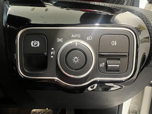 Ａクラスセダン Ａ２００ｄ　セダン　弊社デモカー　ＭＢＵＸ　メモリー付きパワーシート　シートヒーター　アクティブブラインドスポットアシスト　レーンキープアシスト　ステアリングアシスト　禁煙車　認定中古車（20枚目）