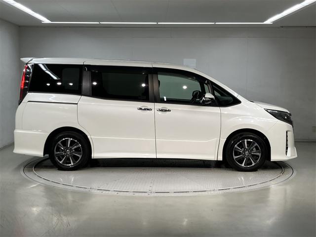 ノア Ｓｉ　ダブルバイビー　クルーズＣ　ブレーキサポート　エアコン　１オーナー　ウォークスルー　点検記録簿　ＡＵＸ　ＬＥＤライト　ナビ＆ＴＶ　横滑防止装置　アルミホイール　パワーウインドウ　フルセグ　盗難防止　ＤＶＤ再生可（3枚目）