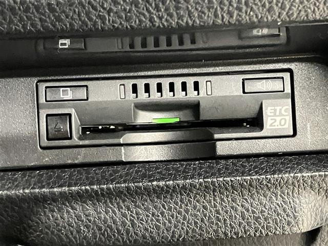 ノア Ｓｉ　ダブルバイビー　クルーズＣ　ブレーキサポート　エアコン　１オーナー　ウォークスルー　点検記録簿　ＡＵＸ　ＬＥＤライト　ナビ＆ＴＶ　横滑防止装置　アルミホイール　パワーウインドウ　フルセグ　盗難防止　ＤＶＤ再生可（9枚目）