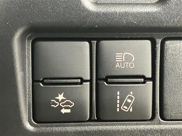 ノア Ｓｉ　ダブルバイビー　クルーズＣ　ブレーキサポート　エアコン　１オーナー　ウォークスルー　点検記録簿　ＡＵＸ　ＬＥＤライト　ナビ＆ＴＶ　横滑防止装置　アルミホイール　パワーウインドウ　フルセグ　盗難防止　ＤＶＤ再生可（12枚目）