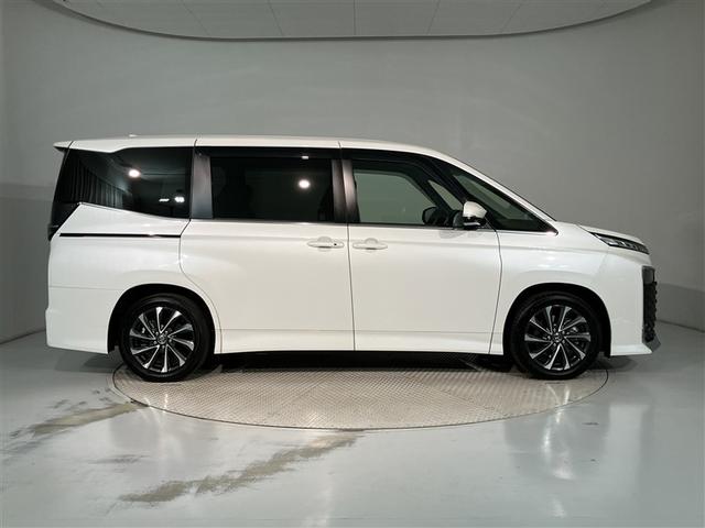 ヴォクシー Ｓ－Ｚ　ＤＶＤ再生機能　スマートキープッシュスタート　両側電動パワースライドドア　パワーウインドウ　１オナ　ＥＴＣ車載器　ＬＥＤライト　デュアルエアコン　アルミホイール　盗難防止装置　記録簿　横滑り防止機能（3枚目）