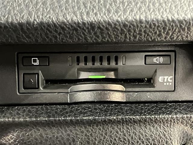 エスクァイア Ｇｉ　プレミアムパッケージ　衝突軽減　エアロ　メモリナビ　１オーナー　地デジ　クルーズコントロール　ＬＥＤライト　両側パワースライドドア　エアバッグ　ＤＶＤ再生機能　ＥＴＣ　スマートキー　ＡＢＳ　アルミ　オートエアコン　ドラレコ（9枚目）