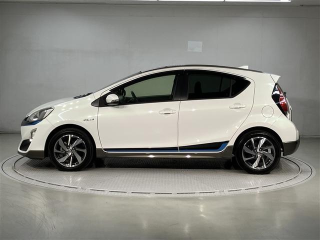 アクア Ｘ－アーバン　ＶＳＣ　衝突軽減システム　１オーナー　ＬＥＤヘッドライト　スマートエントリー　ナビＴＶ　バックモニタ－　パワーステアリング　ＡＵＴＯエアコン　パワーウインドウ　ＡＢＳ　ＡＷ　デュアルエアバッグ　イモビ（2枚目）