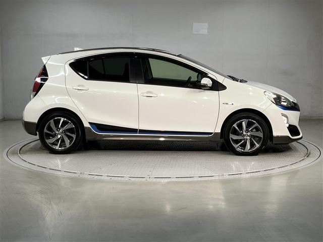 アクア Ｘ－アーバン　ＶＳＣ　衝突軽減システム　１オーナー　ＬＥＤヘッドライト　スマートエントリー　ナビＴＶ　バックモニタ－　パワーステアリング　ＡＵＴＯエアコン　パワーウインドウ　ＡＢＳ　ＡＷ　デュアルエアバッグ　イモビ（3枚目）