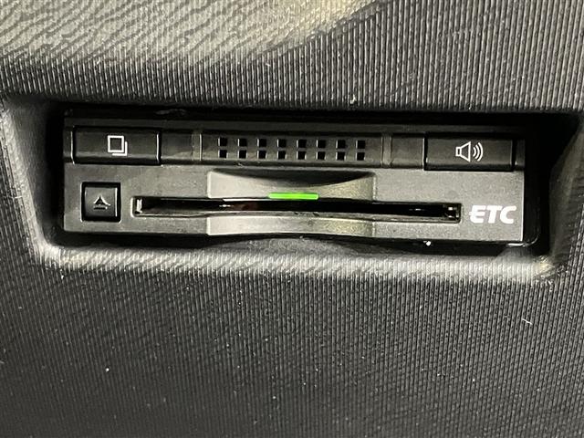 アクア Ｘ－アーバン　ＶＳＣ　衝突軽減システム　１オーナー　ＬＥＤヘッドライト　スマートエントリー　ナビＴＶ　バックモニタ－　パワーステアリング　ＡＵＴＯエアコン　パワーウインドウ　ＡＢＳ　ＡＷ　デュアルエアバッグ　イモビ（8枚目）