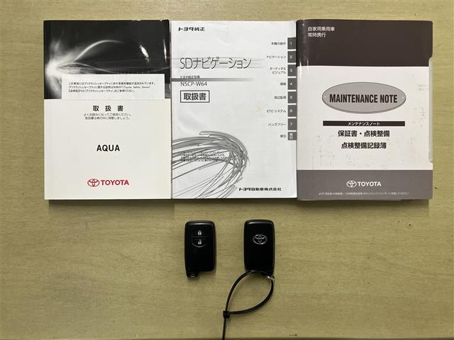 アクア Ｘ－アーバン　ＶＳＣ　衝突軽減システム　１オーナー　ＬＥＤヘッドライト　スマートエントリー　ナビＴＶ　バックモニタ－　パワーステアリング　ＡＵＴＯエアコン　パワーウインドウ　ＡＢＳ　ＡＷ　デュアルエアバッグ　イモビ（17枚目）