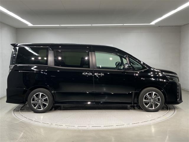 ヴォクシー ＺＳ　煌ＩＩＩ　プリクラッシュ　スマートキ　アイスト　ＤＶＤ再生機能　横滑り防止装置　ナビＴＶ　アルミ　三列シート　盗難防止　オートエアコン　キーレス　ＥＴＣ装備　パワステ　メモリナビ　クルコン　ＬＥＤヘッドライト（3枚目）