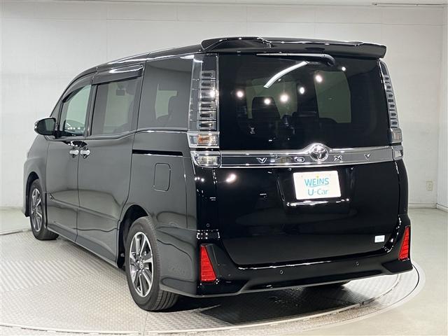 ヴォクシー ＺＳ　煌ＩＩＩ　プリクラッシュ　スマートキ　アイスト　ＤＶＤ再生機能　横滑り防止装置　ナビＴＶ　アルミ　三列シート　盗難防止　オートエアコン　キーレス　ＥＴＣ装備　パワステ　メモリナビ　クルコン　ＬＥＤヘッドライト（4枚目）