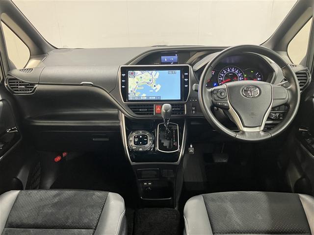 ヴォクシー ＺＳ　煌ＩＩＩ　プリクラッシュ　スマートキ　アイスト　ＤＶＤ再生機能　横滑り防止装置　ナビＴＶ　アルミ　三列シート　盗難防止　オートエアコン　キーレス　ＥＴＣ装備　パワステ　メモリナビ　クルコン　ＬＥＤヘッドライト（5枚目）