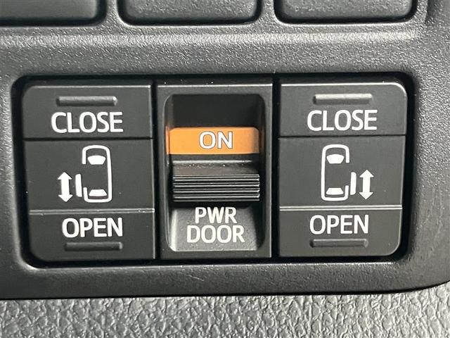 ヴォクシー ＺＳ　煌ＩＩＩ　プリクラッシュ　スマートキ　アイスト　ＤＶＤ再生機能　横滑り防止装置　ナビＴＶ　アルミ　三列シート　盗難防止　オートエアコン　キーレス　ＥＴＣ装備　パワステ　メモリナビ　クルコン　ＬＥＤヘッドライト（12枚目）